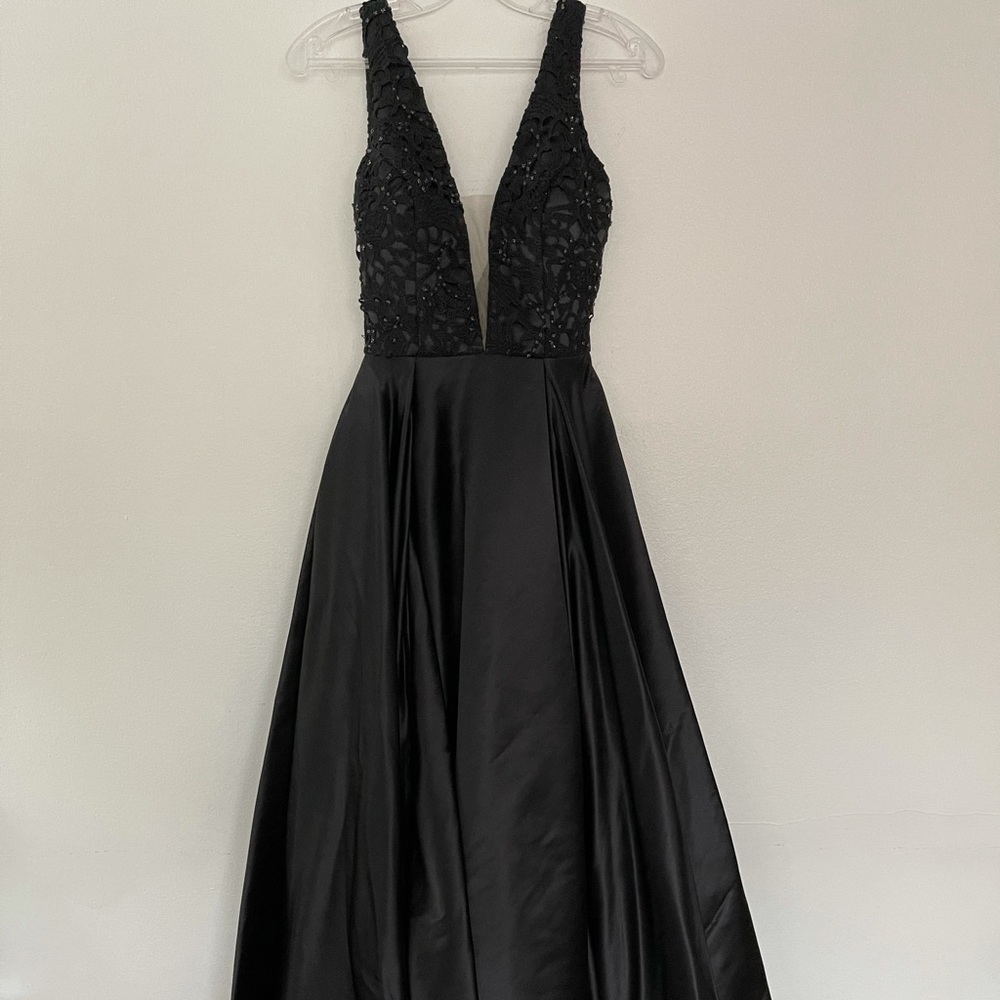 Long black elegant evening gown/dress